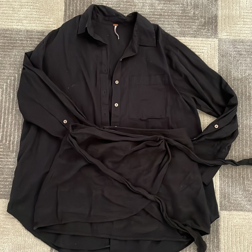 Super Cute Oversized Button Down With Matching Ti… - image 2